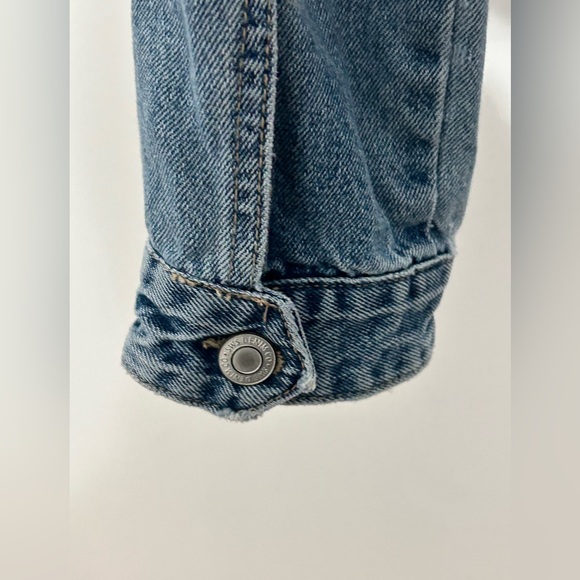Distressed jean jacket. Cropped length - Picture 7 of 8